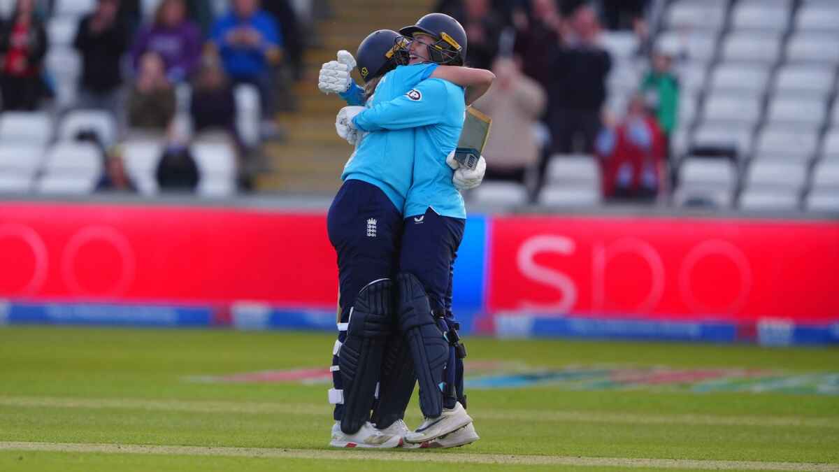 Charlie Dean (right) and Tilly Corteen-Coleman celebrate England’s victory