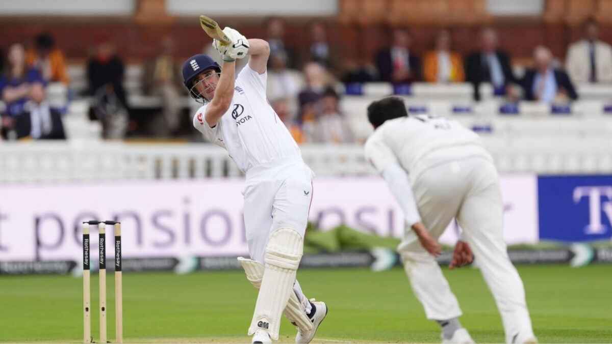 Dan Lawrence hits a stunning six over the covers