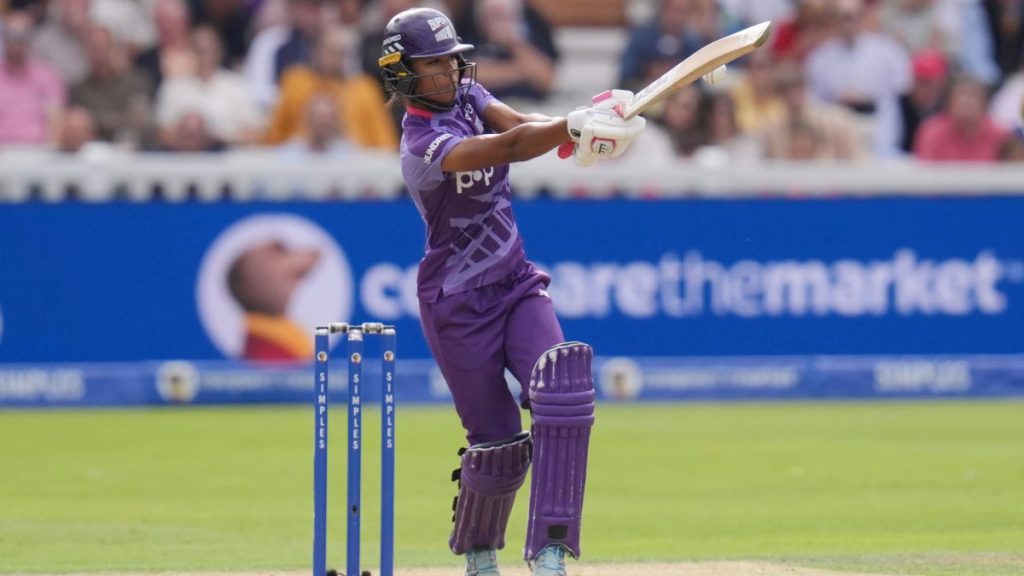 Davina Perrin batting in The Hundred