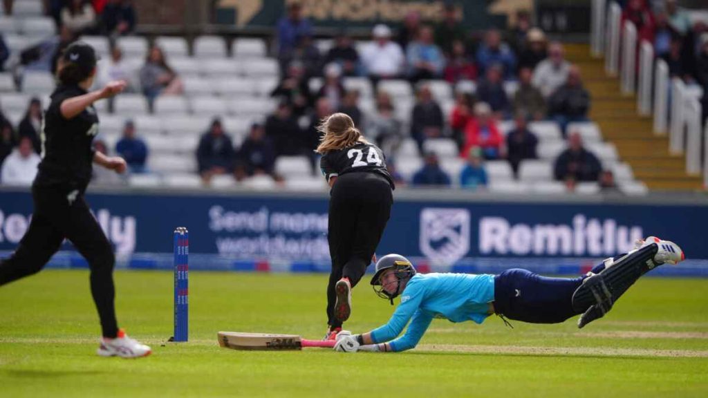 Freya Kemp dives back into the crease amid an attempted run-out
