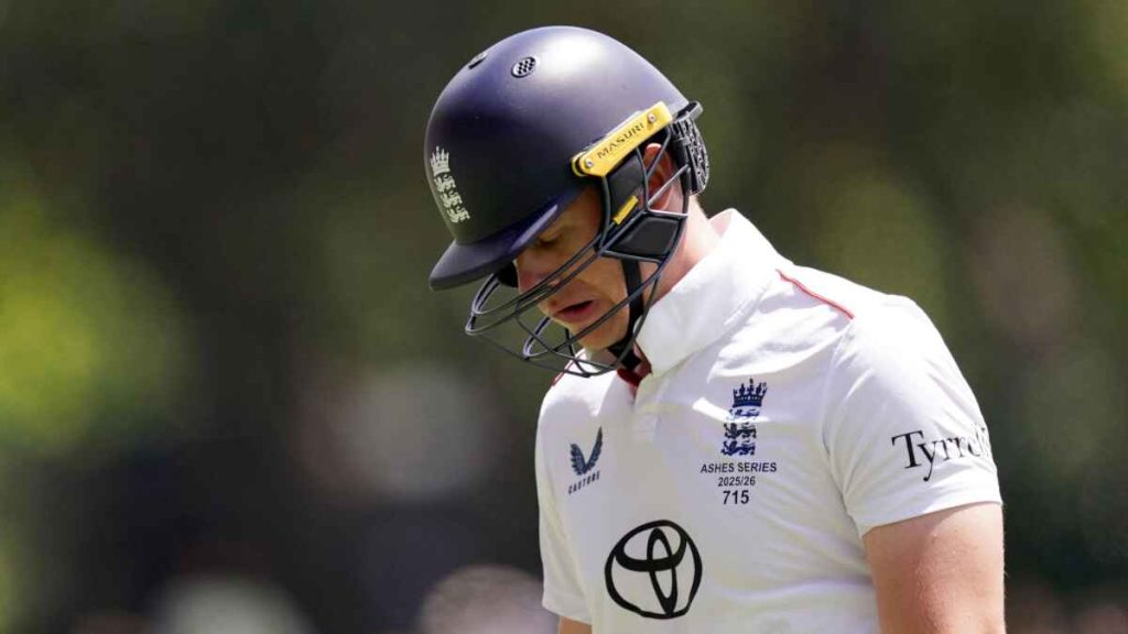 Jamie Smith walks off dejected after being dismissed by Mitchell Starc (Robbie Stephenson/PA)