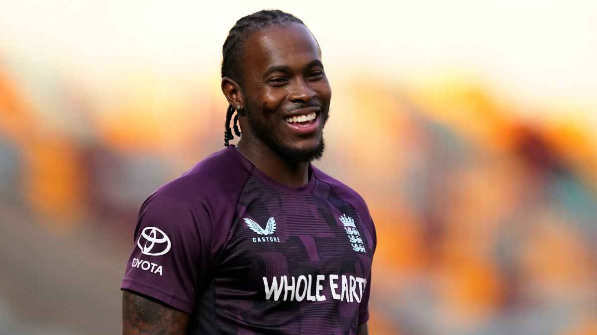 Jofra Archer trains with England at the The Gabba.