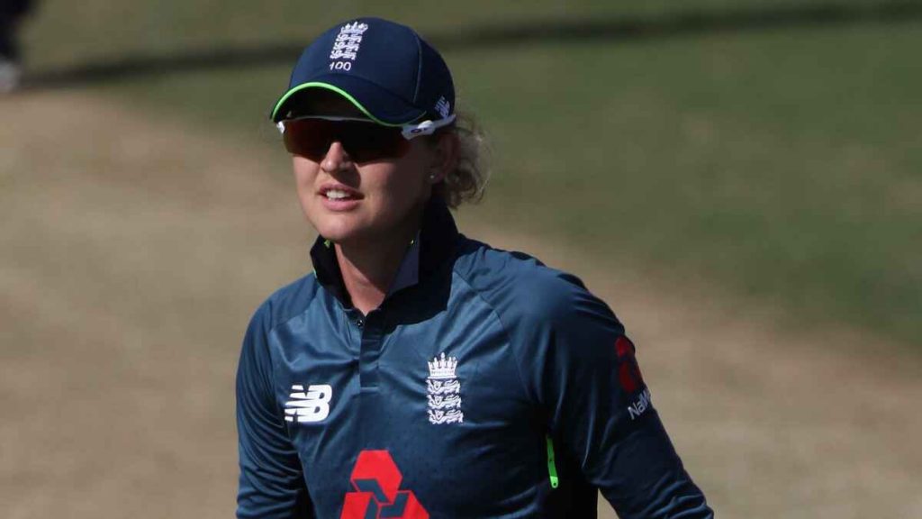 Sarah Taylor keeping wicket for England