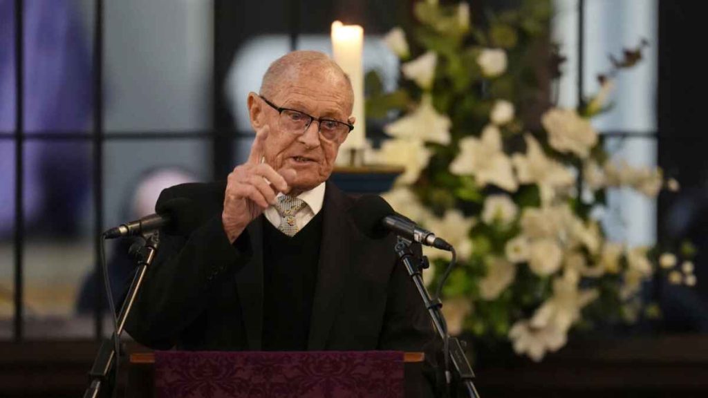 Sir Geoffrey Boycott speaks at Bird's funeral