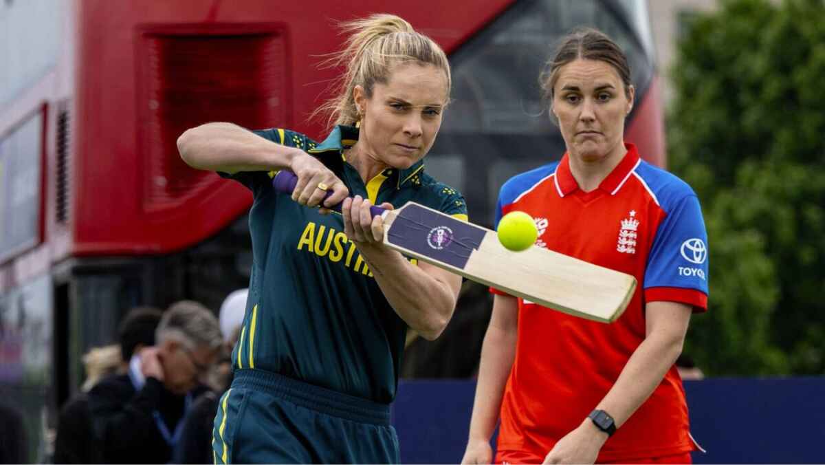 Australia captain Sophie Molineux with her England counterpart Nat Sciver-Brunt