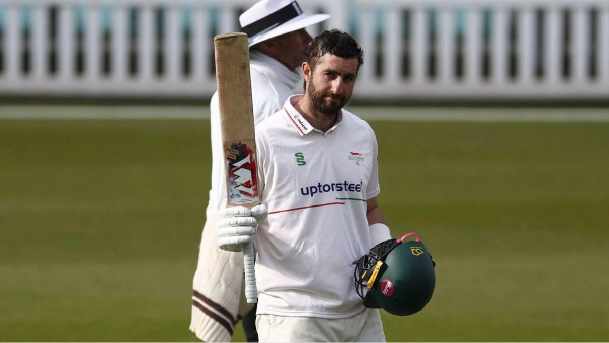 Stephen Eskinazi completes his hundred against Glamorgan for Leicestershire