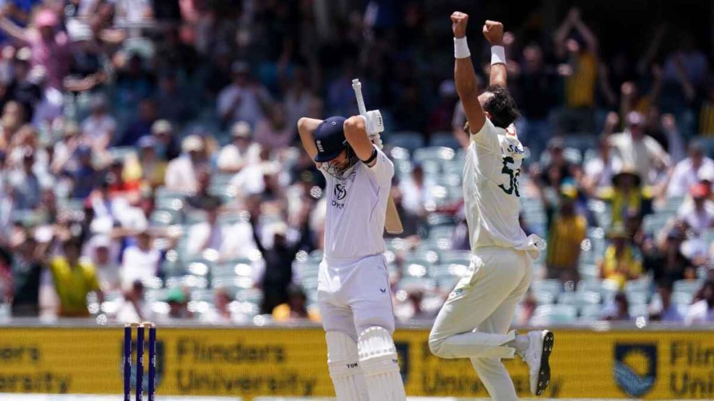 Will Jacks (left) cuts a dejected figure after being dismissed by Australia’s Mitchell Starc (right) (Robbie Stephenson/PA)