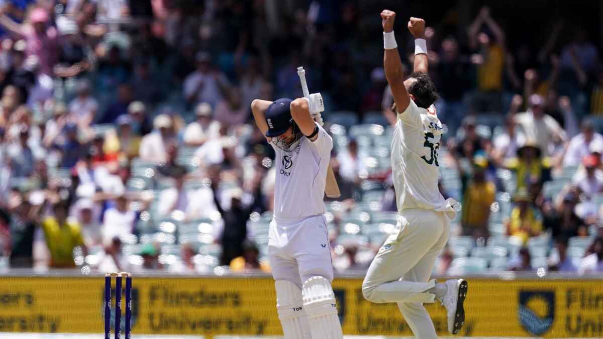 Will Jacks (left) cuts a dejected figure after being dismissed by Australia’s Mitchell Starc (right) (Robbie Stephenson/PA)