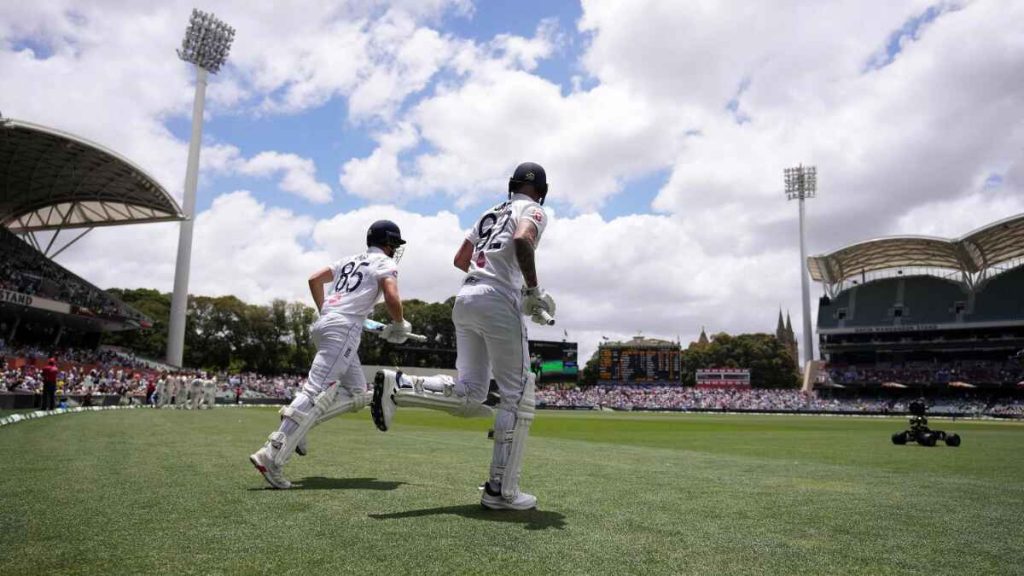 Will Jacks (left) and Brydon Carse briefly gave England hope with a 50 partnership (Robbie Stephenson/PA)
