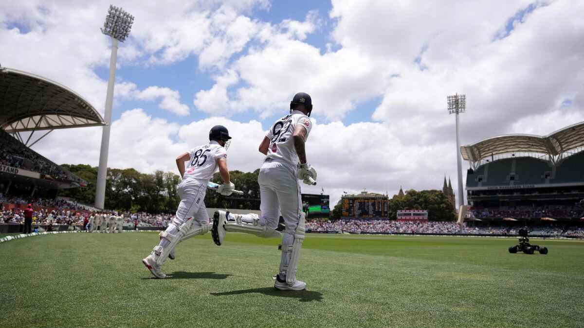 Will Jacks (left) and Brydon Carse briefly gave England hope with a 50 partnership (Robbie Stephenson/PA)