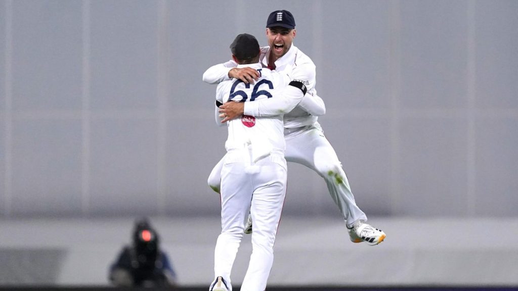 England’s Will Jacks (right) celebrates with Joe Root