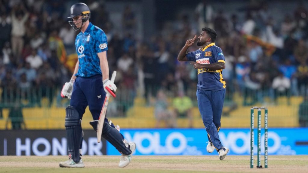 Zak Crawley walks off